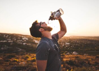 U.S. Online Sales Surge, Shoppers Throng Stores On Thanksgiving Evening